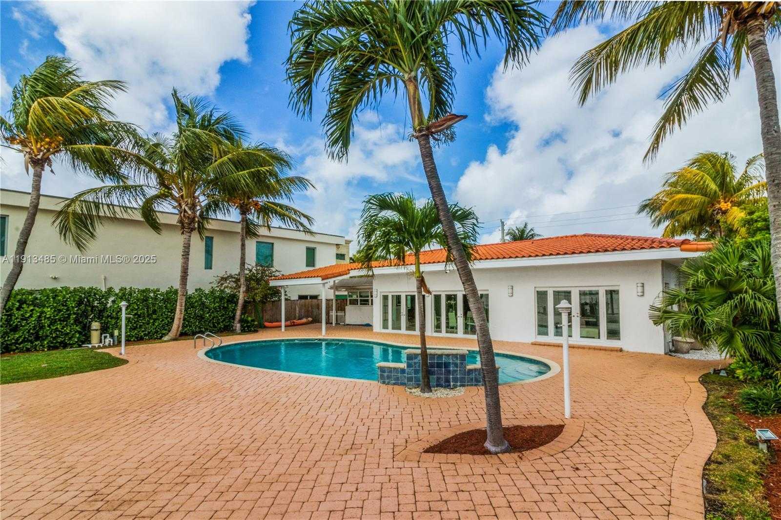 Small Image of 1700 BAY DR, Miami Beach Number 50