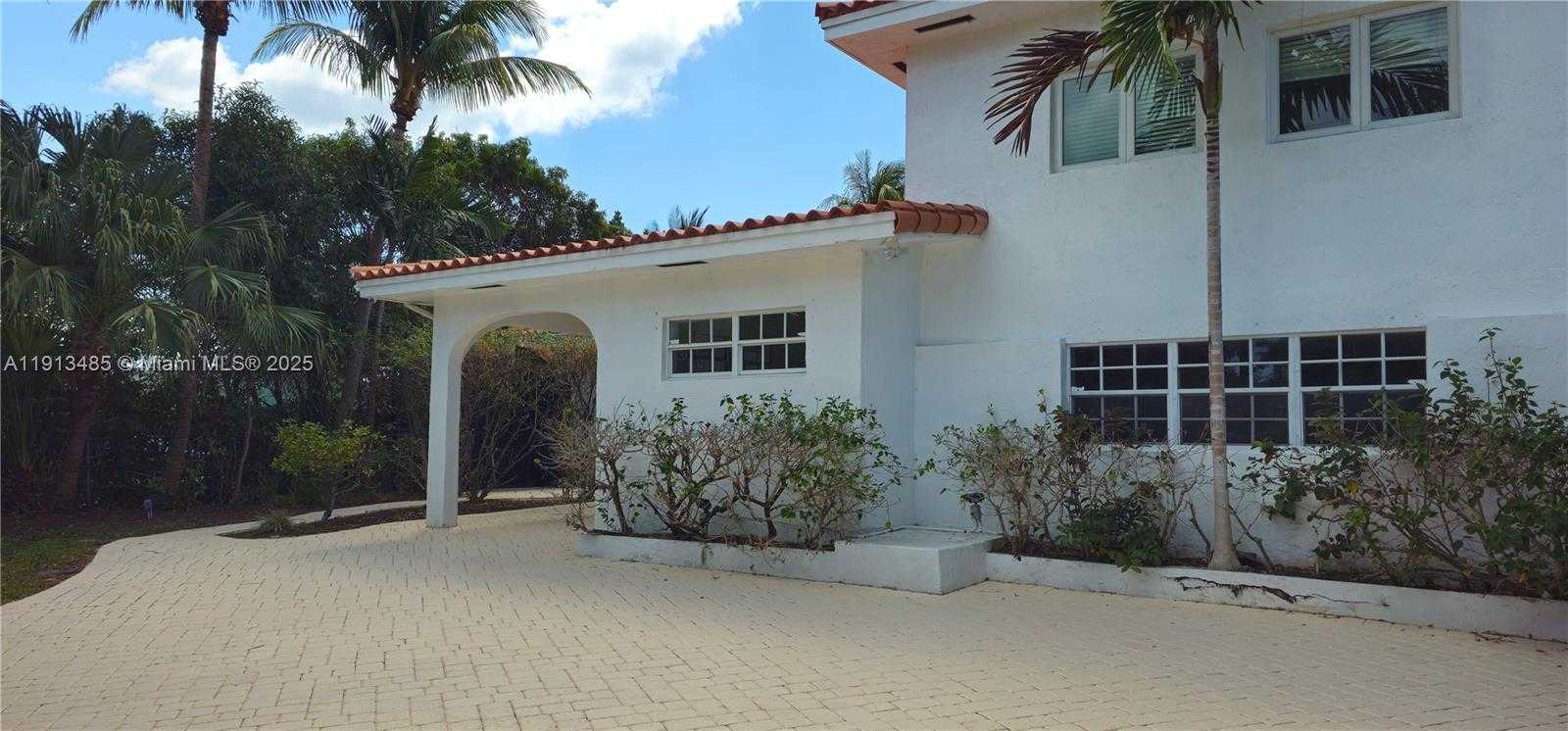 Small Image of 1700 BAY DR, Miami Beach Number 6