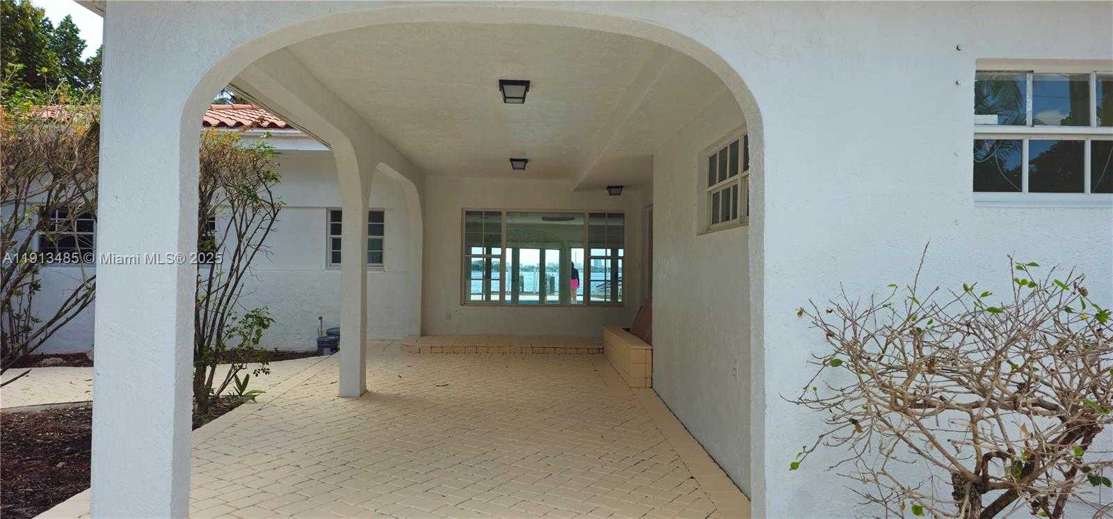 Small Image of 1700 BAY DR, Miami Beach Number 7