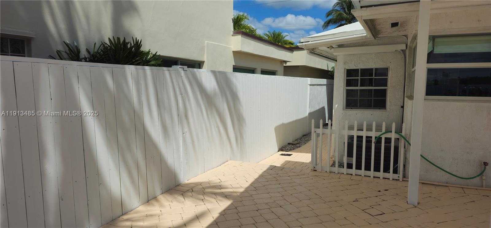 Small Image of 1700 BAY DR, Miami Beach Number 8