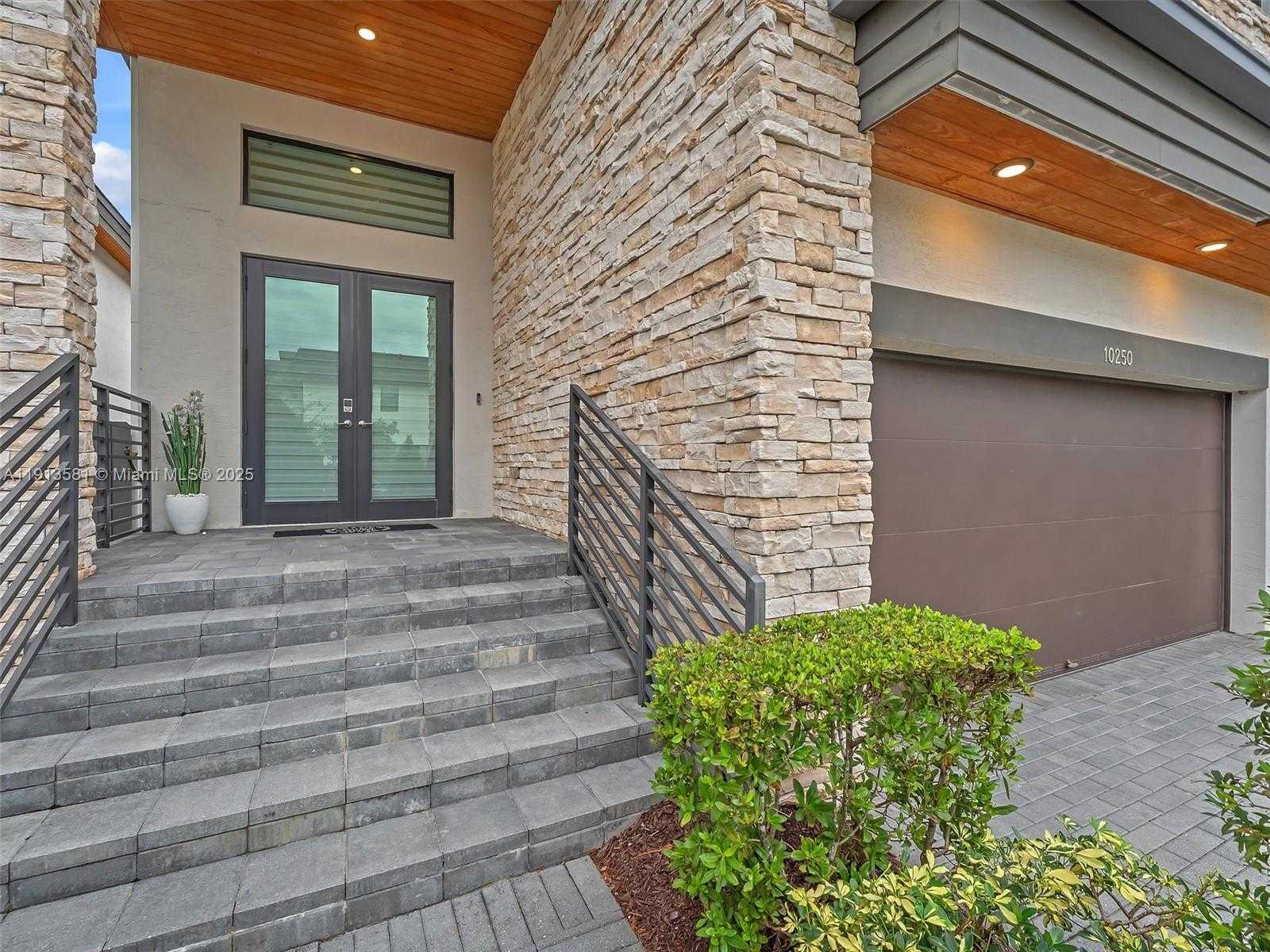 Small Image of 10250 NORTH WEST 76TH TER #., Doral Number 2