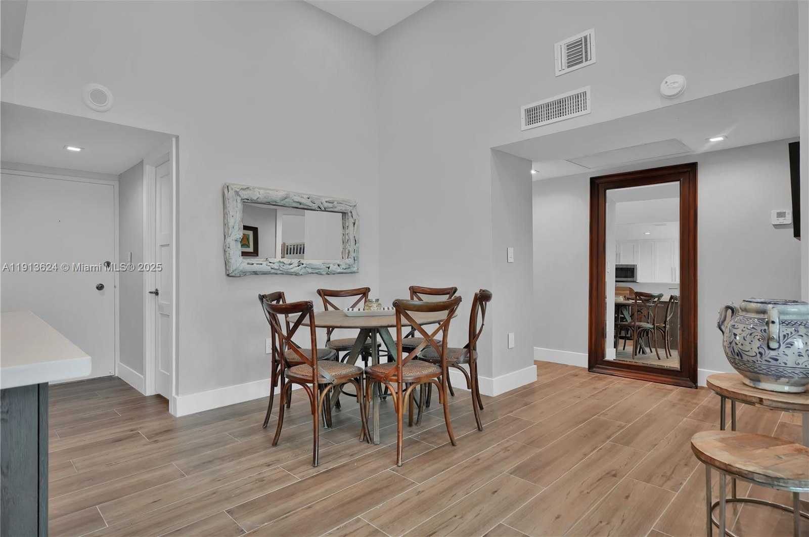 Small Image of 5555 COLLINS AVE #3E, Miami Beach Number 10