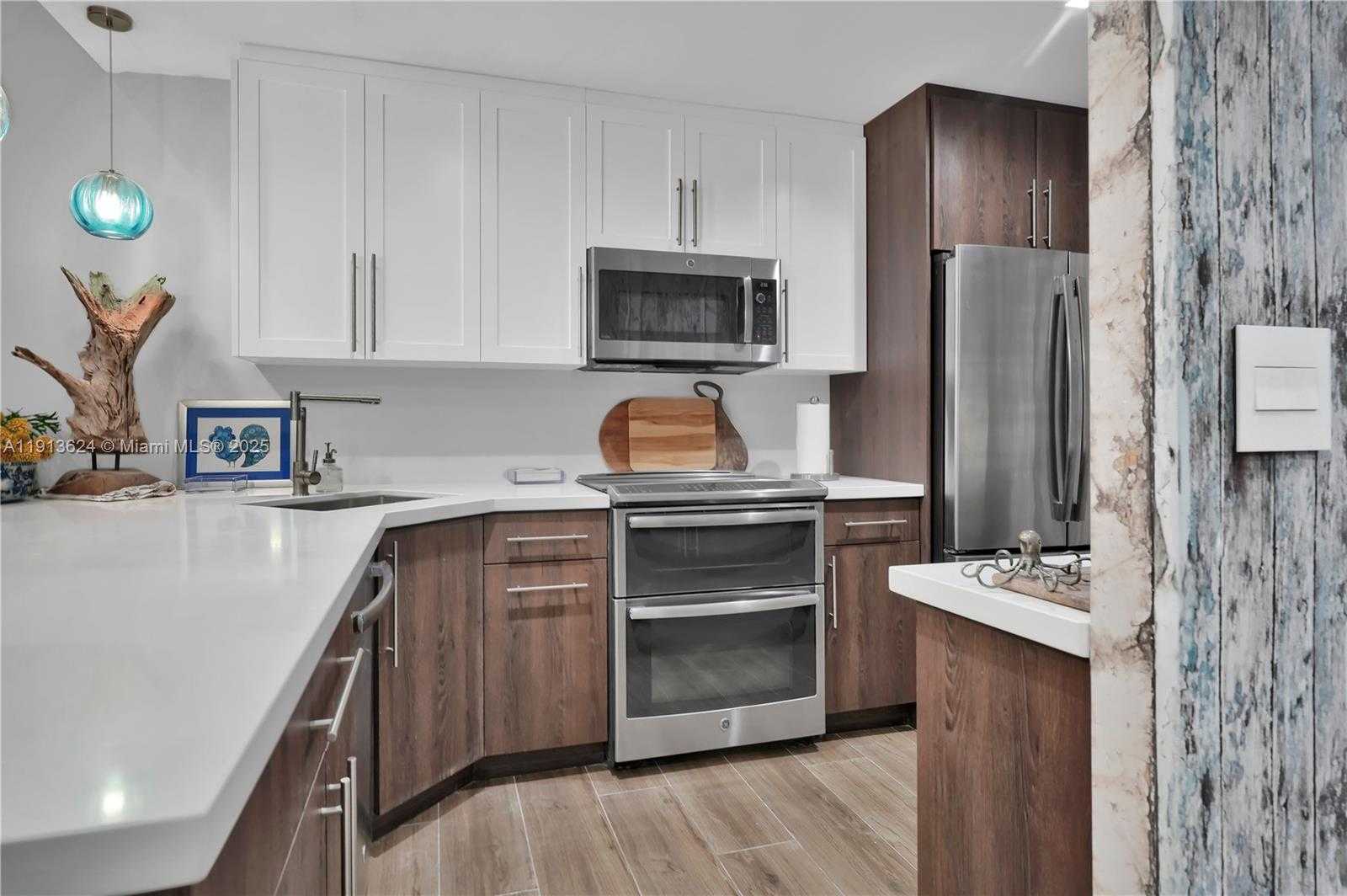 Small Image of 5555 COLLINS AVE #3E, Miami Beach Number 15