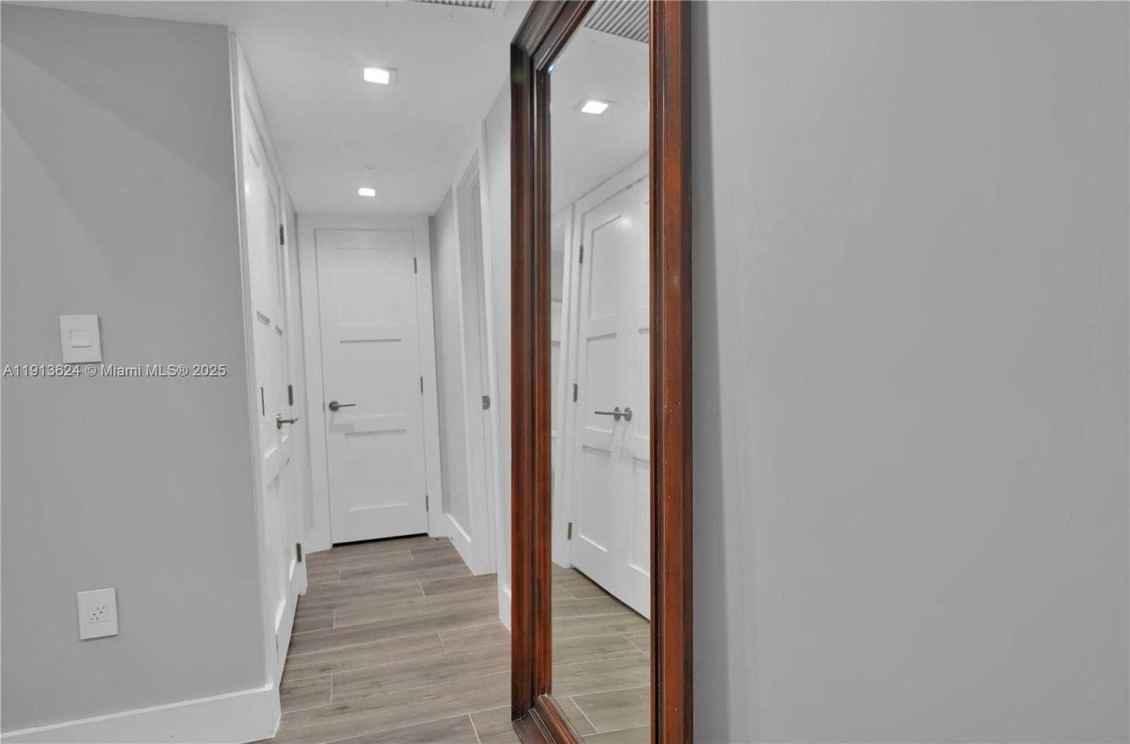 Small Image of 5555 COLLINS AVE #3E, Miami Beach Number 20