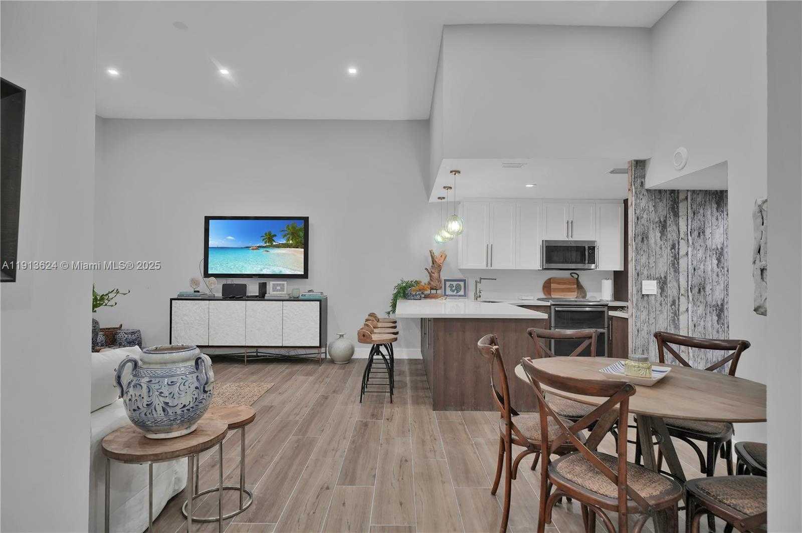 Small Image of 5555 COLLINS AVE #3E, Miami Beach Number 21