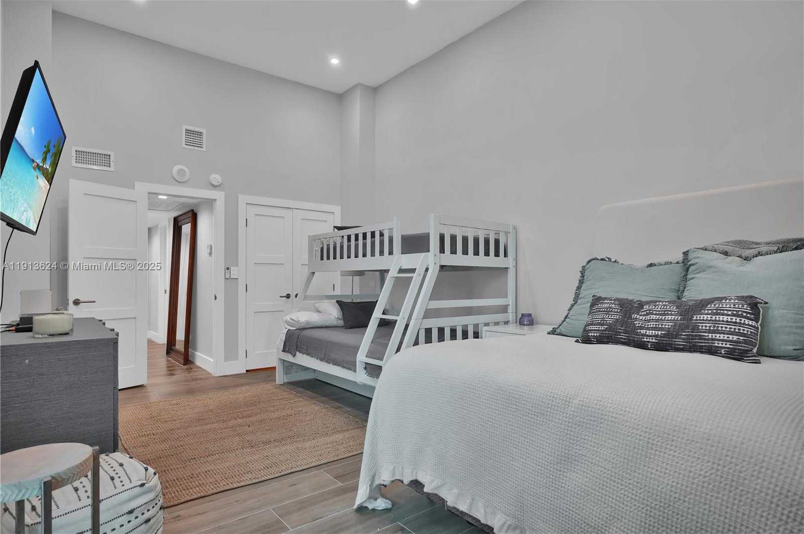 Small Image of 5555 COLLINS AVE #3E, Miami Beach Number 8