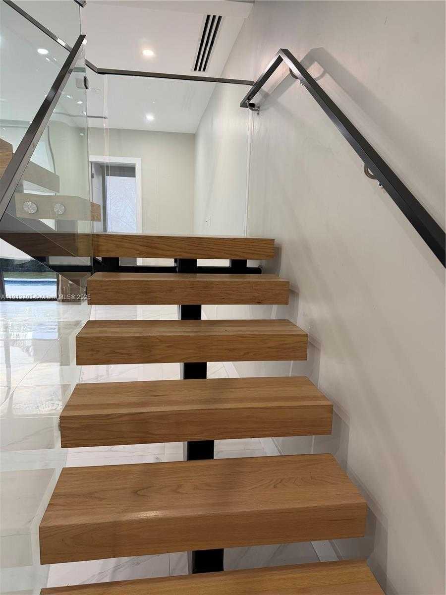 Small Image of 570 FERNWOOD RD, Key Biscayne Number 10