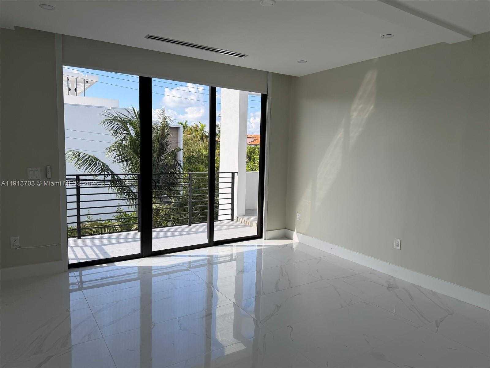 Small Image of 570 FERNWOOD RD, Key Biscayne Number 12