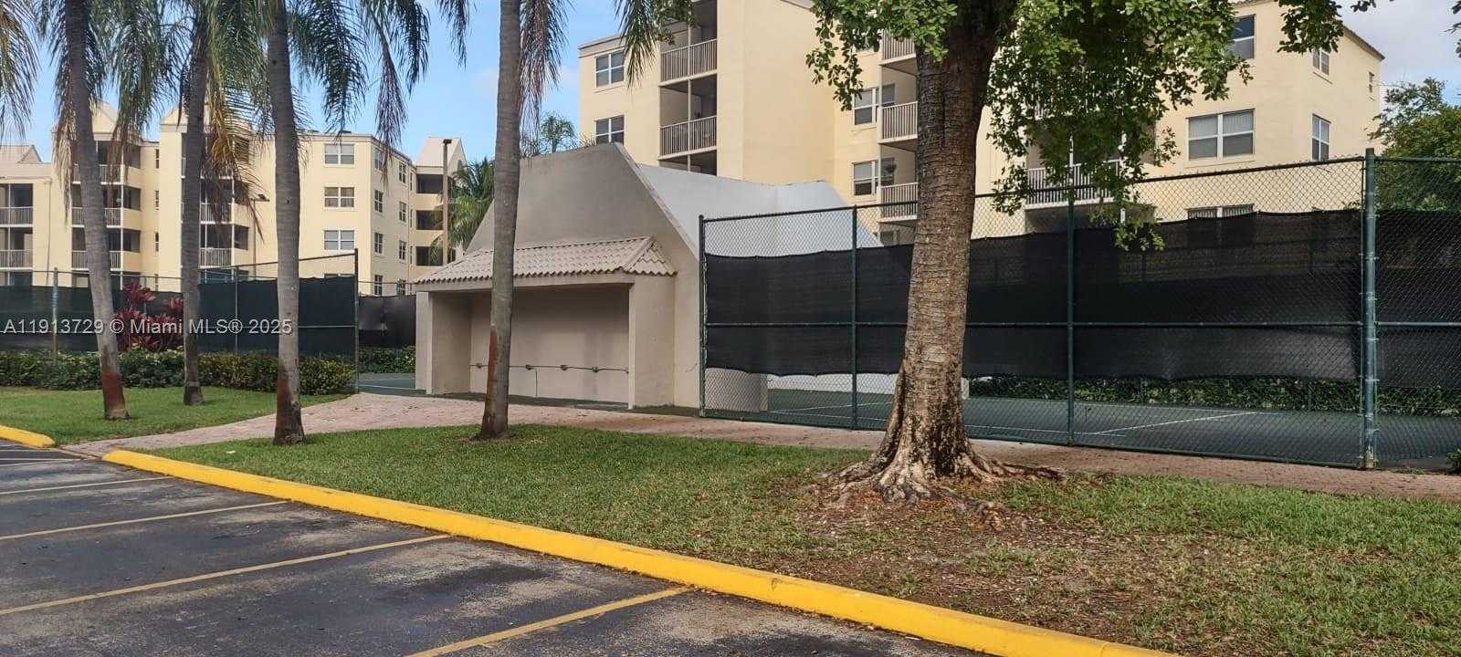Small Image of 8290 LAKE DR #146, Doral Number 21