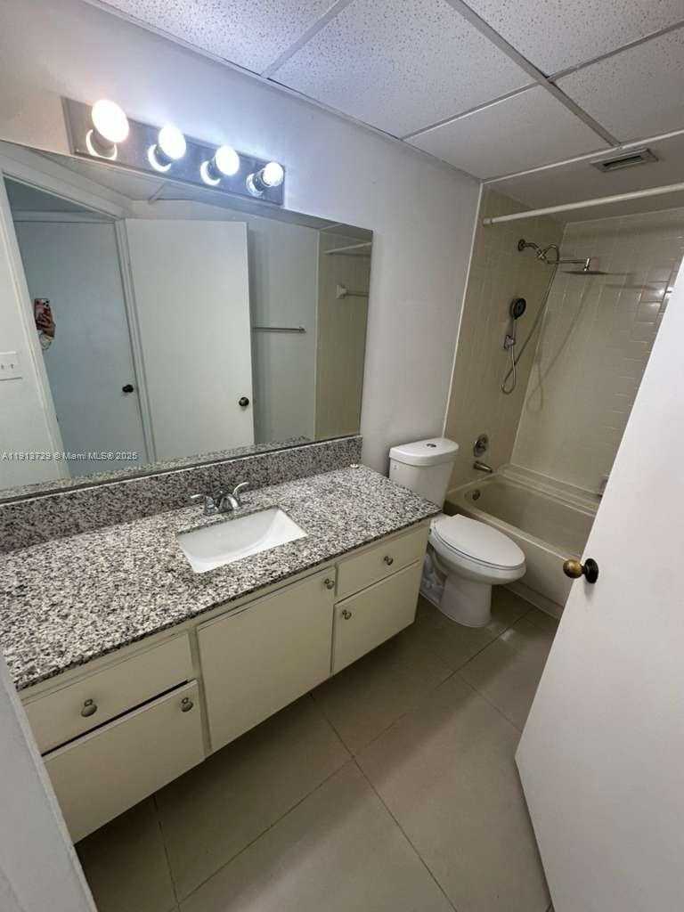 Small Image of 8290 LAKE DR #146, Doral Number 3