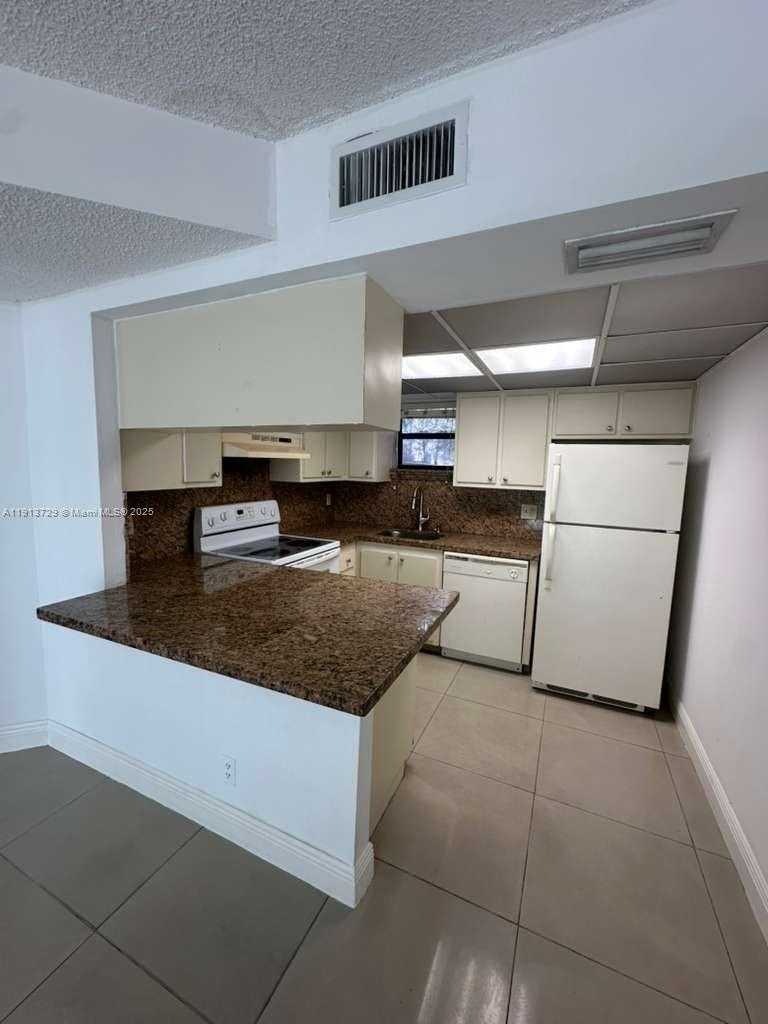 Small Image of 8290 LAKE DR #146, Doral Number 5
