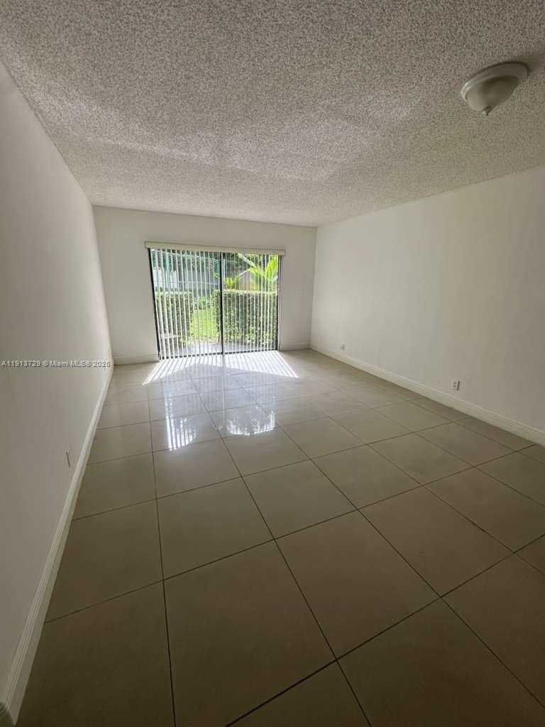 Small Image of 8290 LAKE DR #146, Doral Number 7