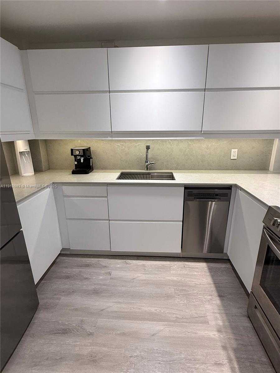 Small Image of 6900 BAY DR #6A, Miami Beach Number 10