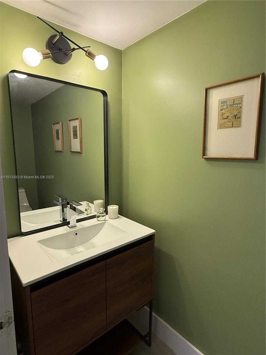 Small Image of 6900 BAY DR #6A, Miami Beach Number 9