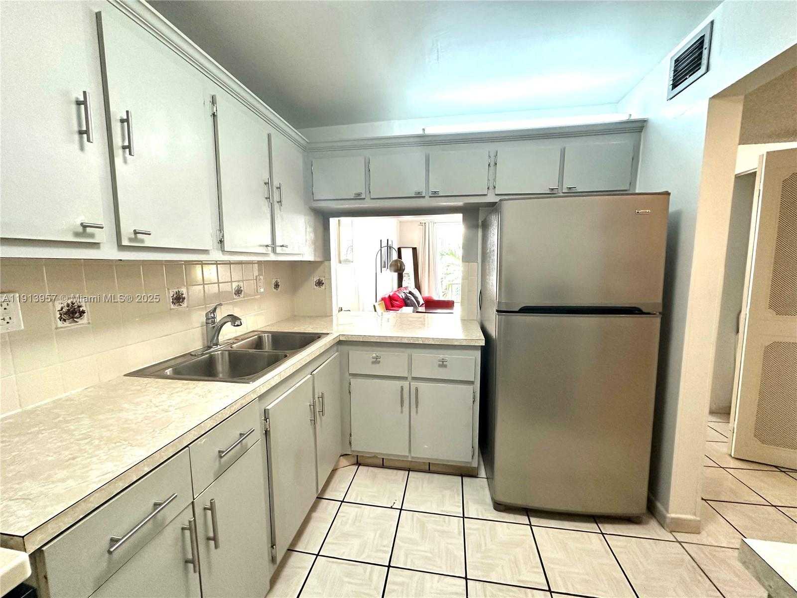 Small Image of 1665 BAY RD #316, Miami Beach Number 4