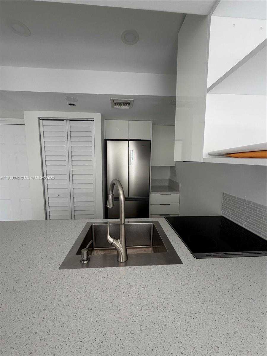Small Image of 540 BRICKELL KEY DR #301, Miami Number 5