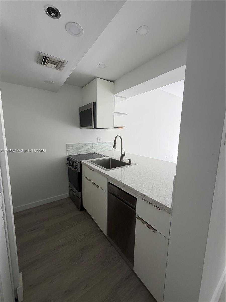Small Image of 540 BRICKELL KEY DR #301, Miami Number 6