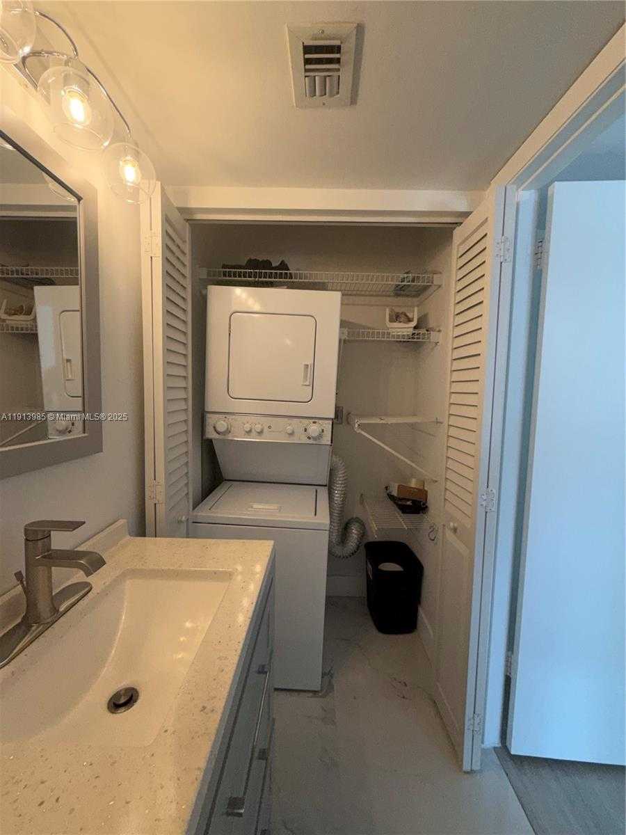 Small Image of 540 BRICKELL KEY DR #301, Miami Number 8