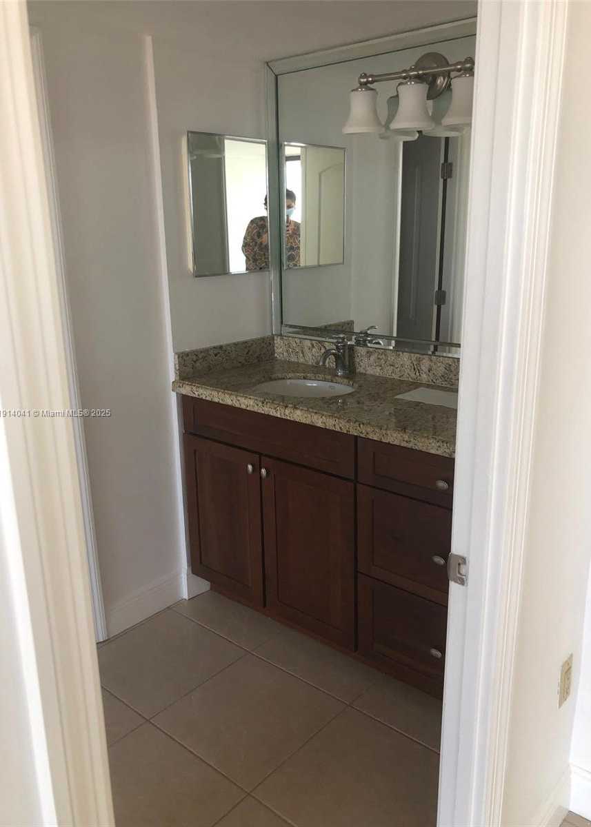 Small Image of Aventura Number 10