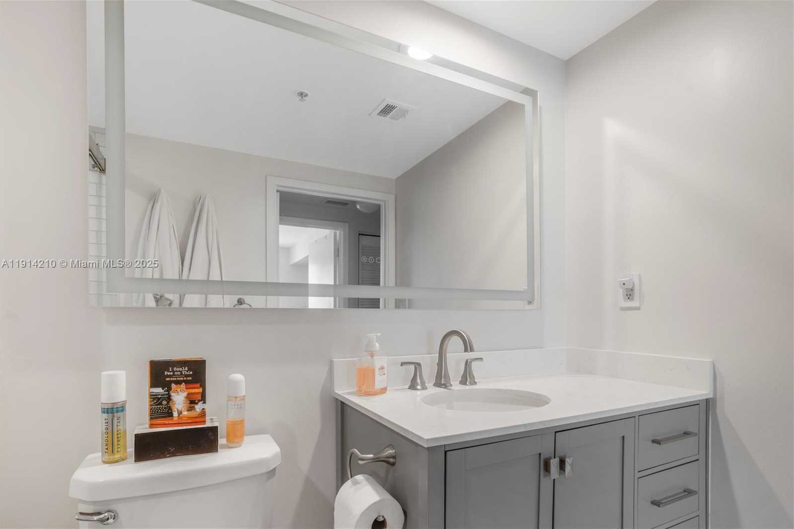 Small Image of 335 Biscayne Blvd, Miami, FL 33132, USA Number 17