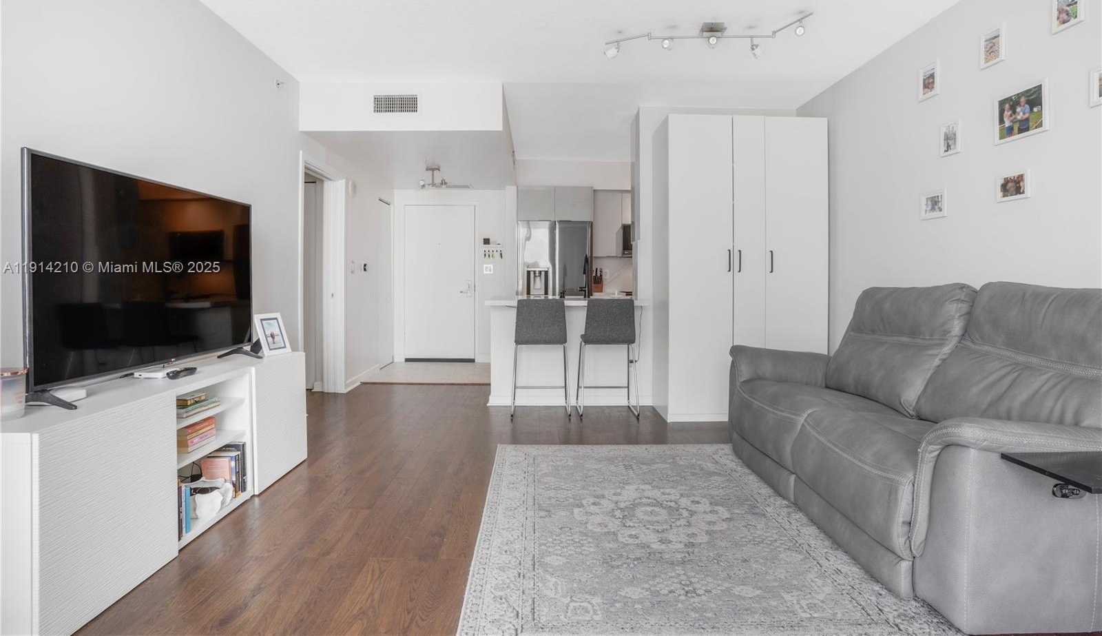 Small Image of 335 Biscayne Blvd, Miami, FL 33132, USA Number 2