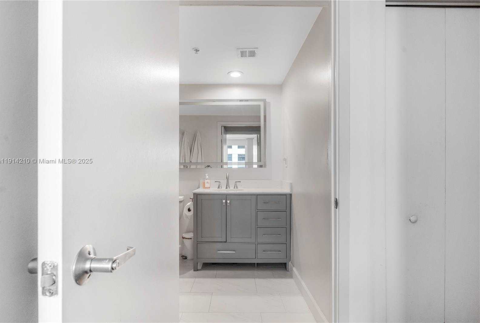 Small Image of 335 Biscayne Blvd, Miami, FL 33132, USA Number 20