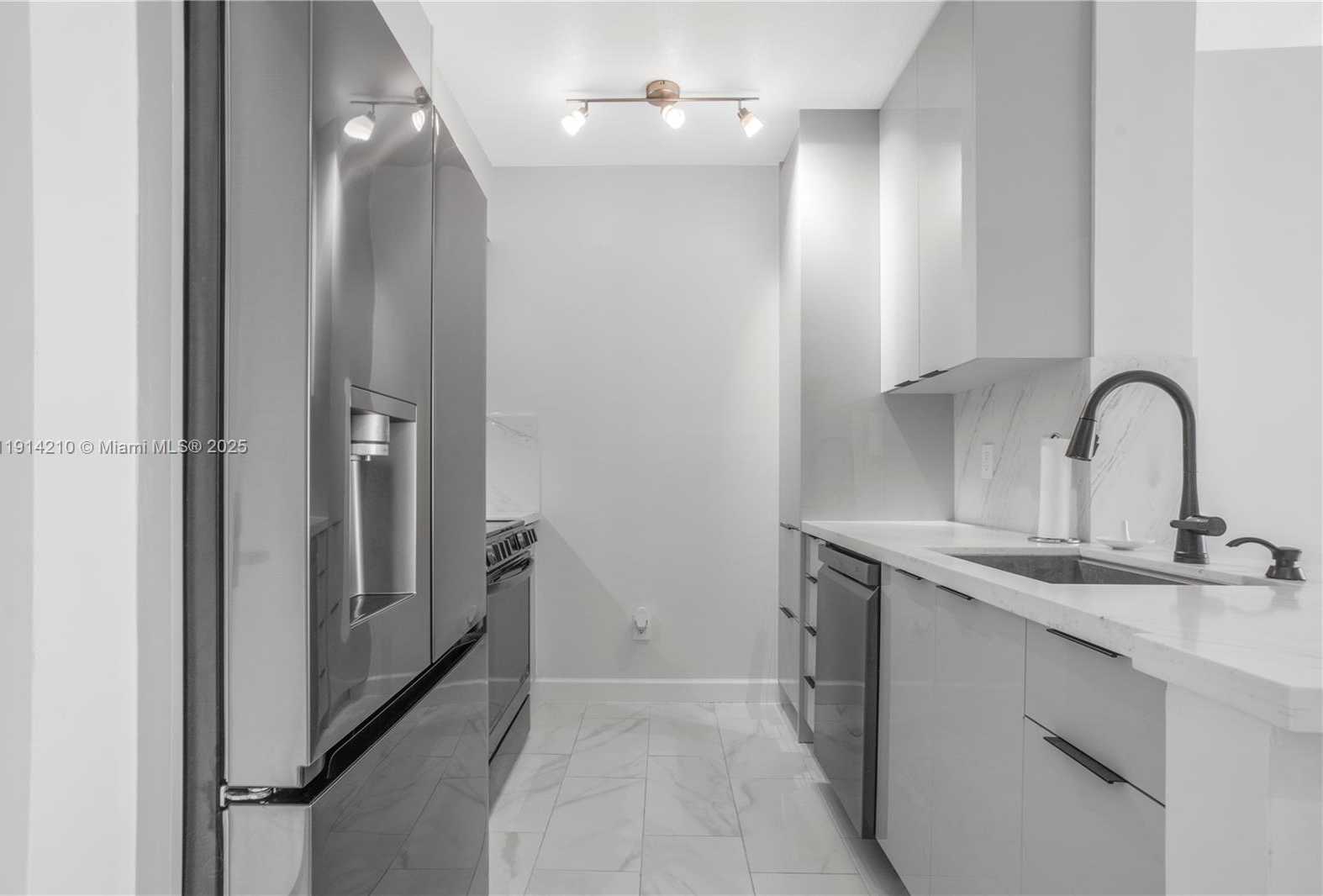 Small Image of 335 Biscayne Blvd, Miami, FL 33132, USA Number 7