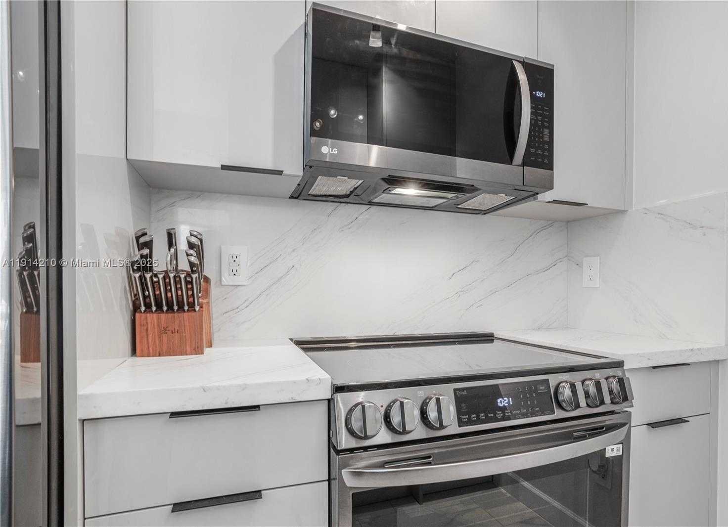 Small Image of 335 Biscayne Blvd, Miami, FL 33132, USA Number 8