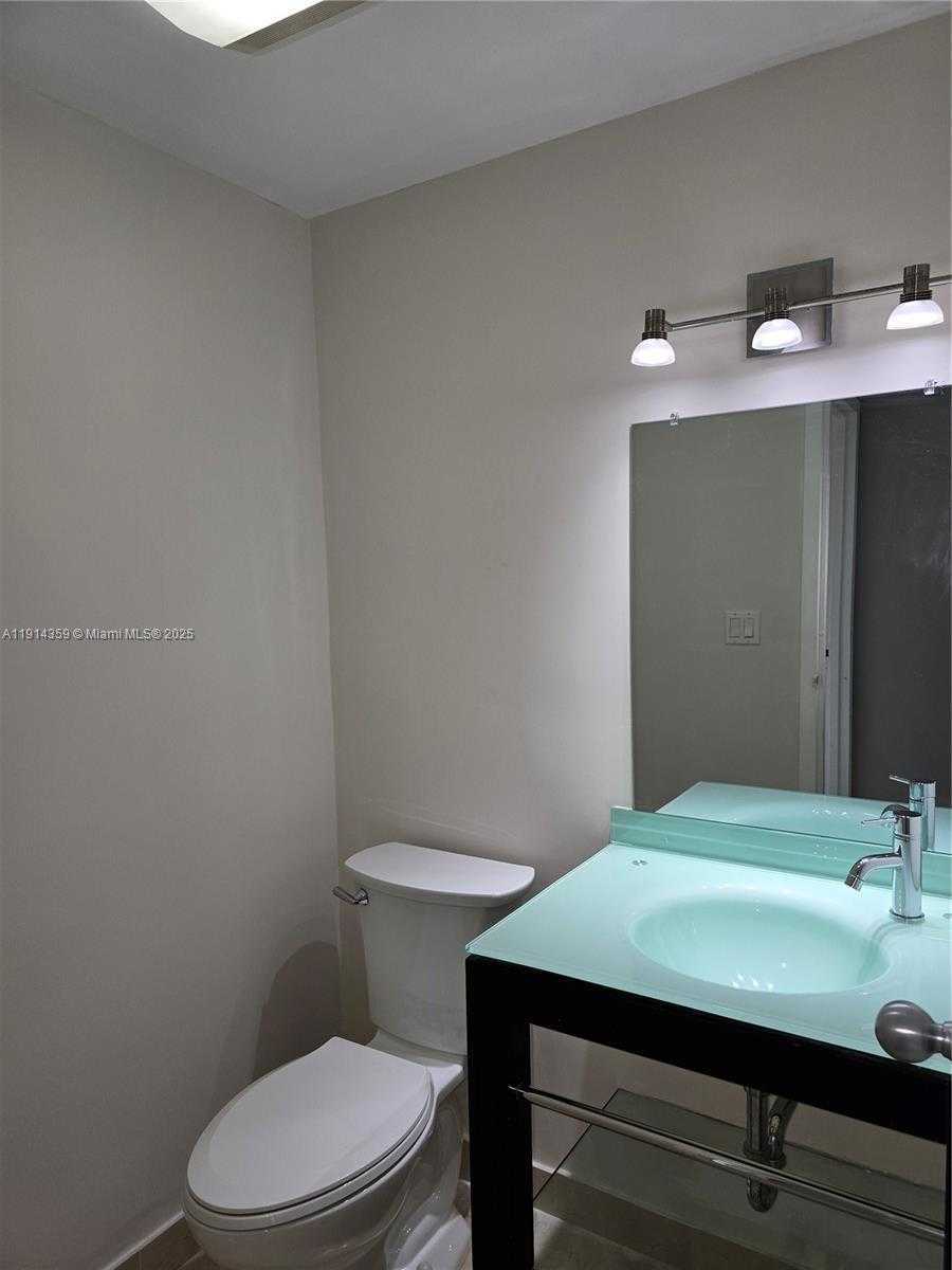 Small Image of 100 BAYVIEW DR #1420, Sunny Isles Beach Number 17