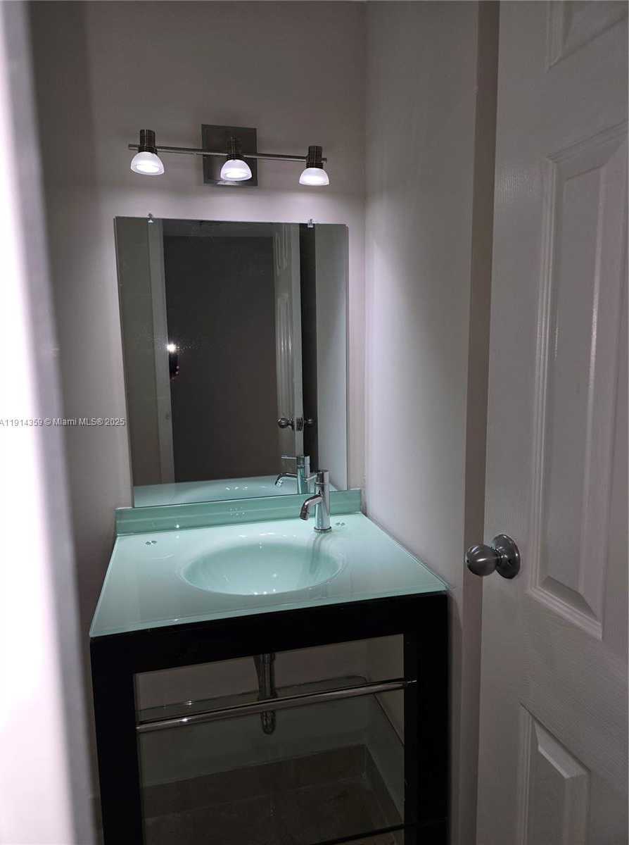 Small Image of 100 BAYVIEW DR #1420, Sunny Isles Beach Number 18