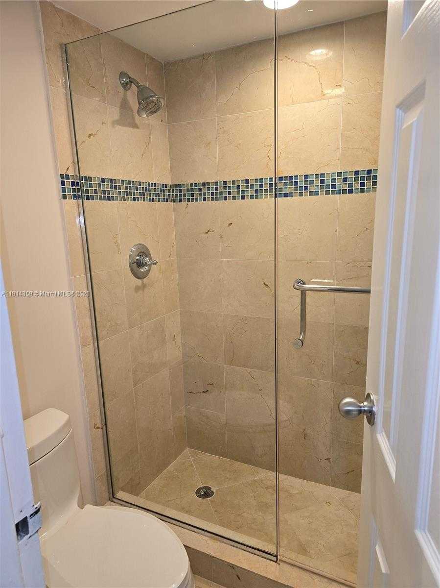 Small Image of 100 BAYVIEW DR #1420, Sunny Isles Beach Number 19