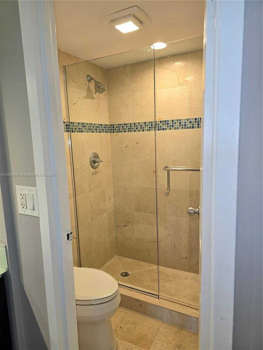 Small Image of 100 BAYVIEW DR #1420, Sunny Isles Beach Number 20