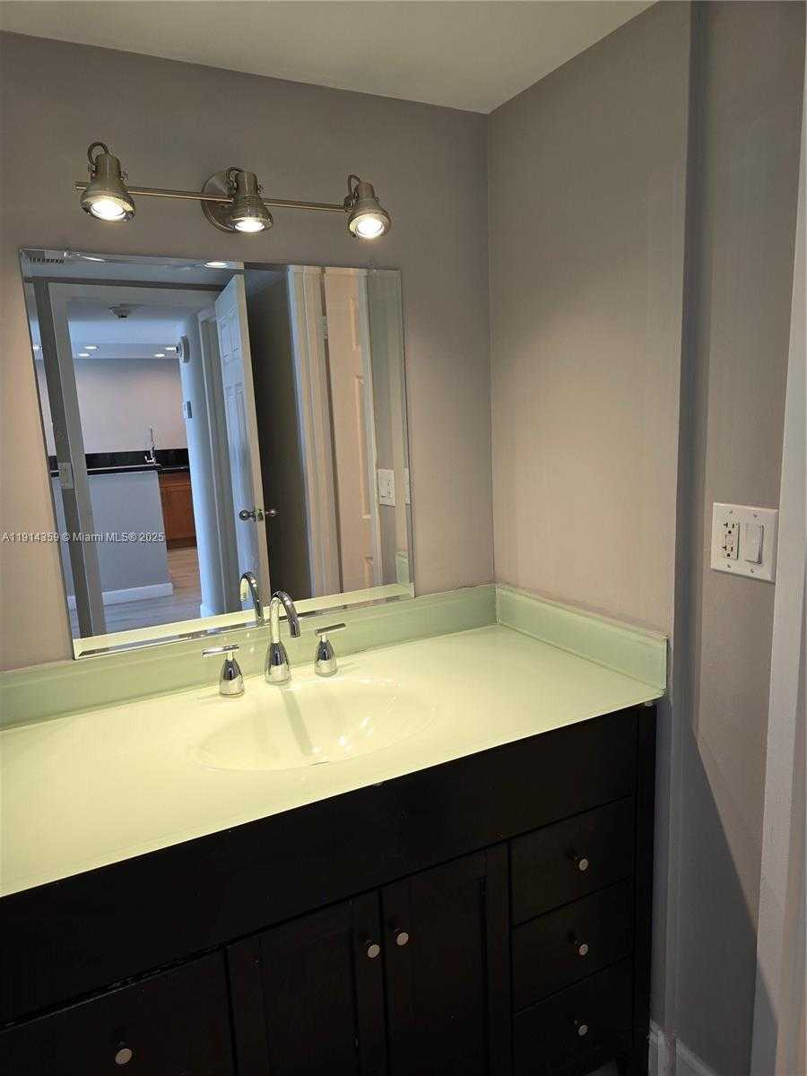 Small Image of 100 BAYVIEW DR #1420, Sunny Isles Beach Number 21