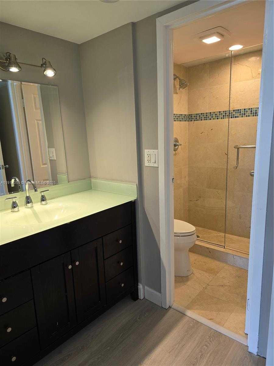 Small Image of 100 BAYVIEW DR #1420, Sunny Isles Beach Number 22
