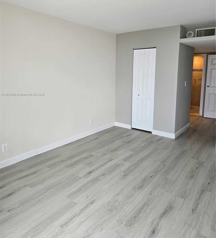 Small Image of 100 BAYVIEW DR #1420, Sunny Isles Beach Number 25