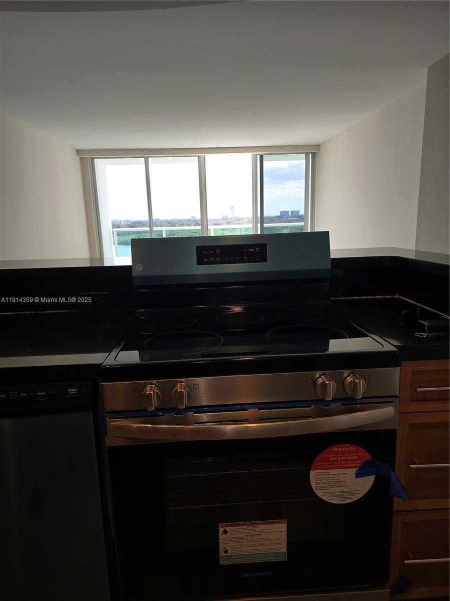 Small Image of 100 BAYVIEW DR #1420, Sunny Isles Beach Number 27