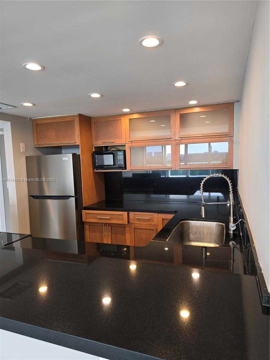 Small Image of 100 BAYVIEW DR #1420, Sunny Isles Beach Number 6