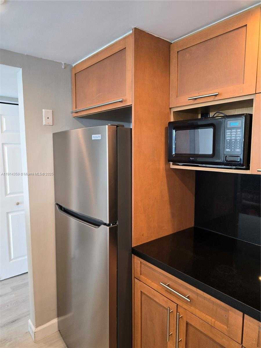 Small Image of 100 BAYVIEW DR #1420, Sunny Isles Beach Number 7