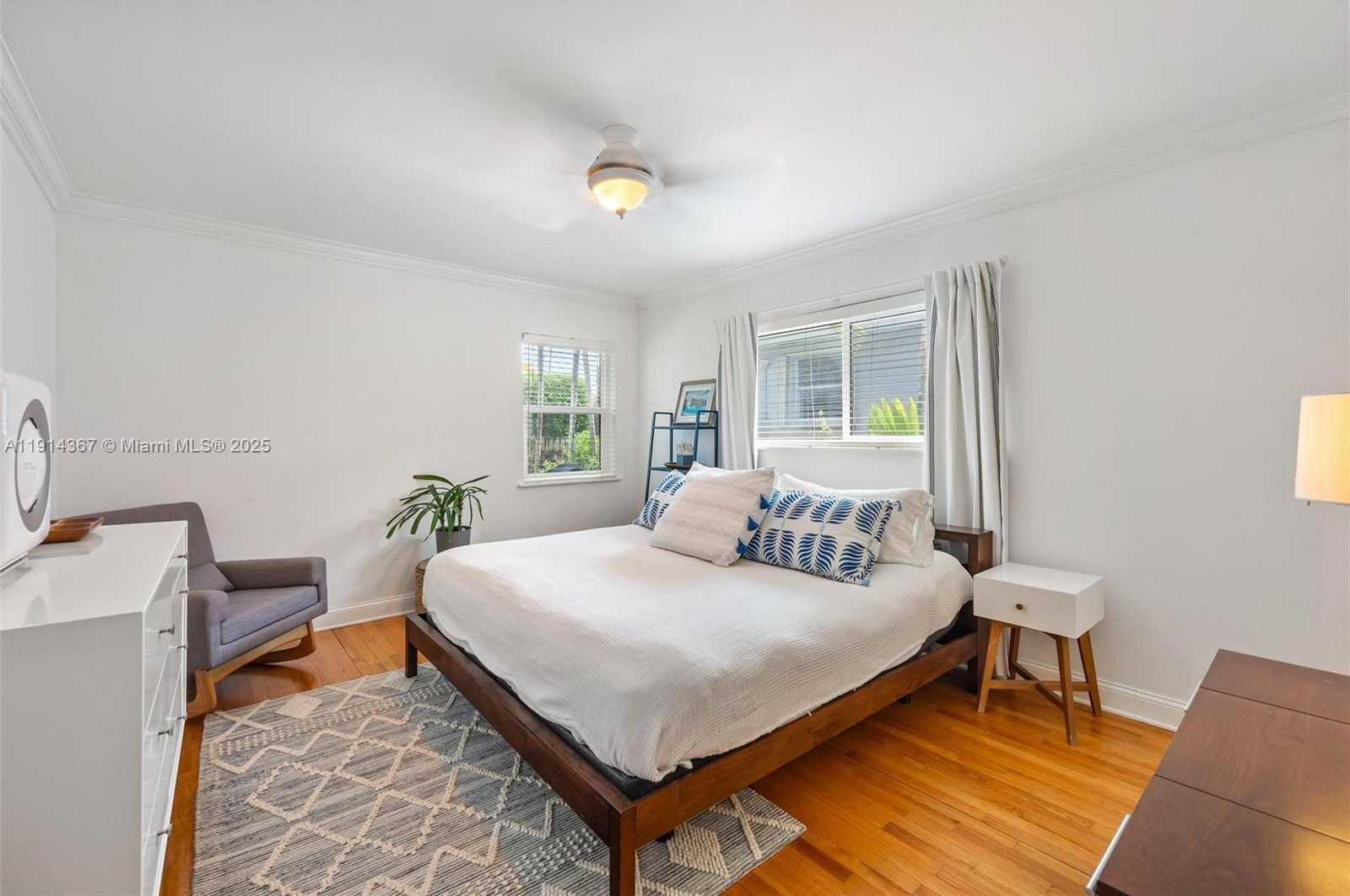 Small Image of 9025 DICKENS AVE, Surfside Number 14