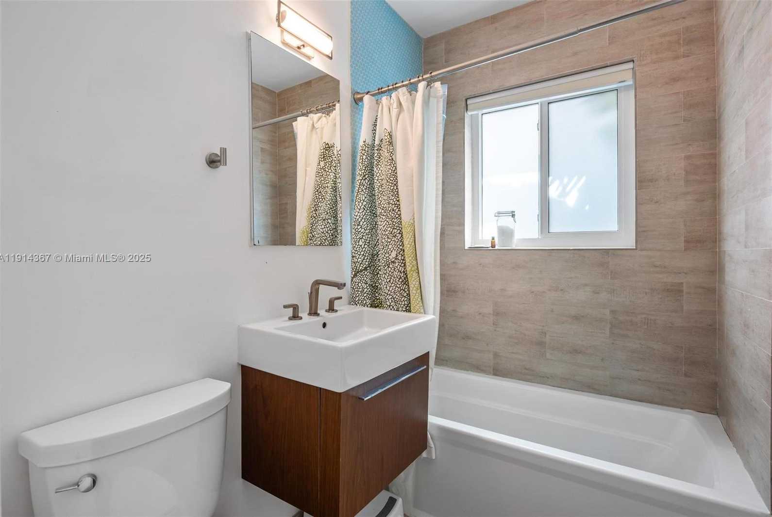 Small Image of 9025 DICKENS AVE, Surfside Number 17