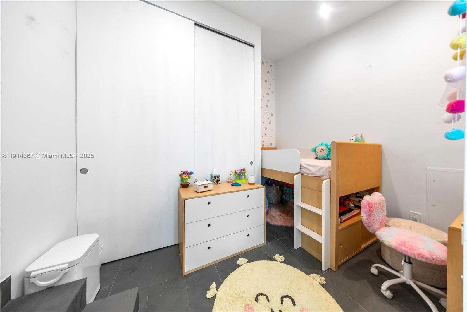 Small Image of 9025 DICKENS AVE, Surfside Number 18