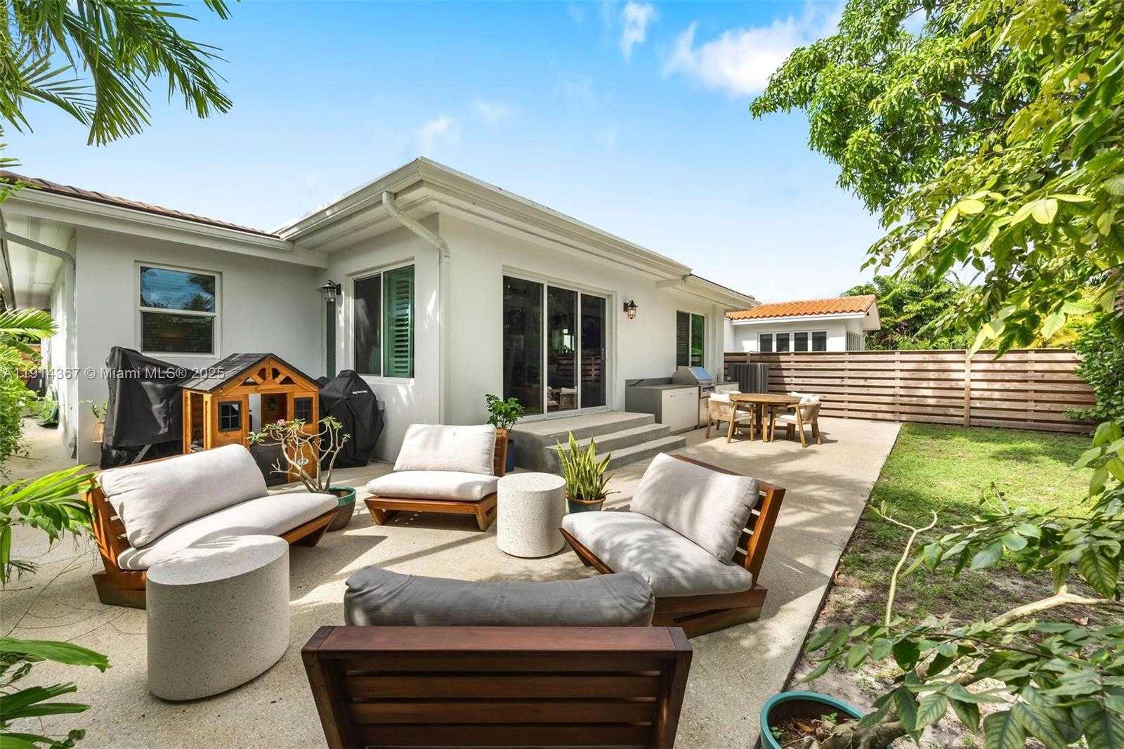 Small Image of 9025 DICKENS AVE, Surfside Number 19