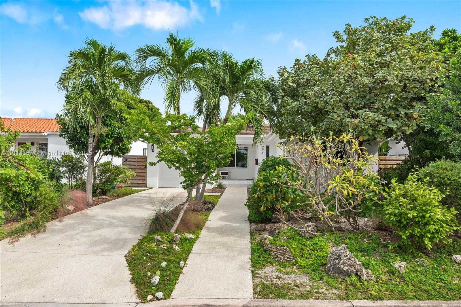 Small Image of 9025 DICKENS AVE, Surfside Number 21