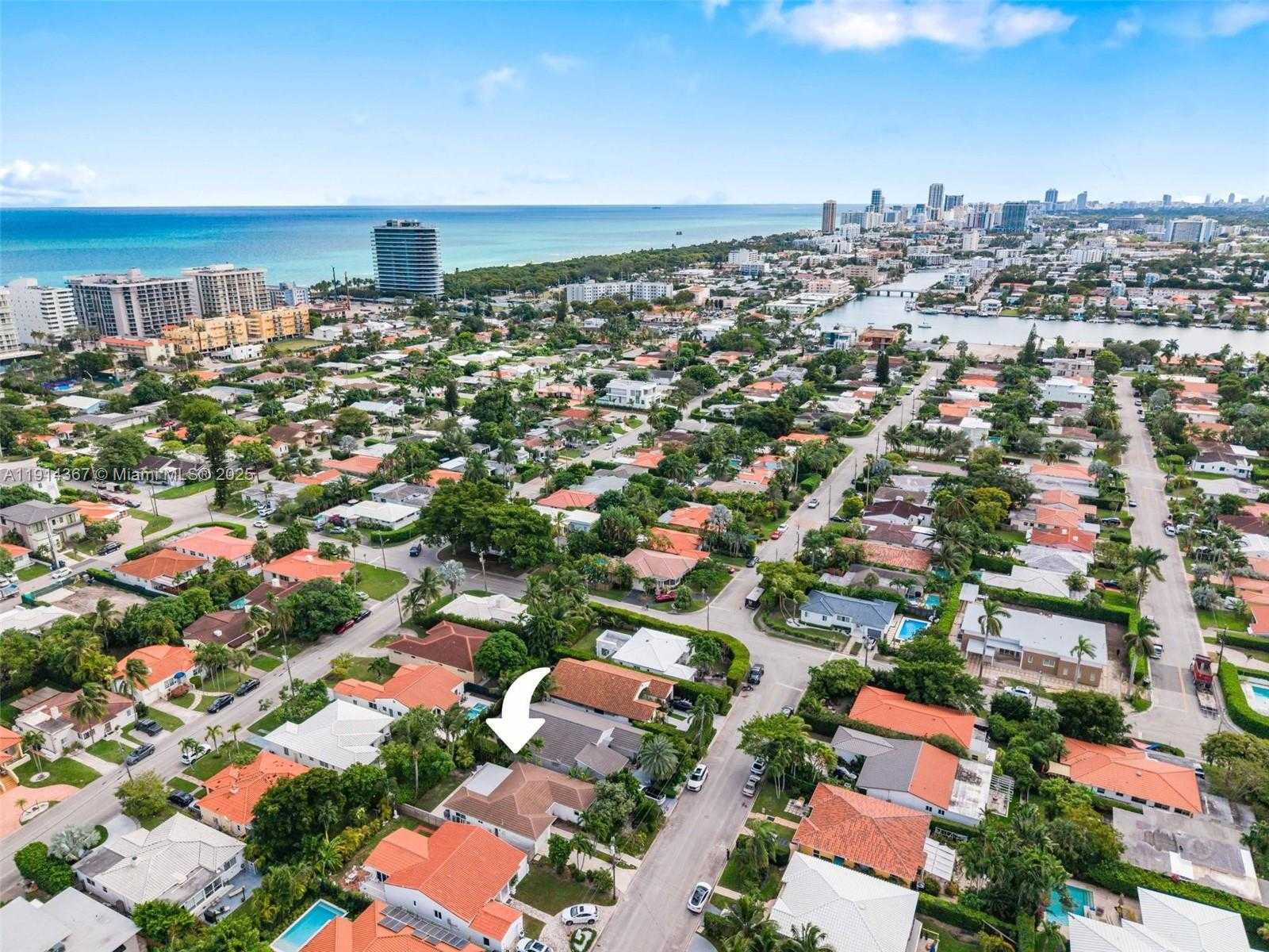 Small Image of 9025 DICKENS AVE, Surfside Number 24