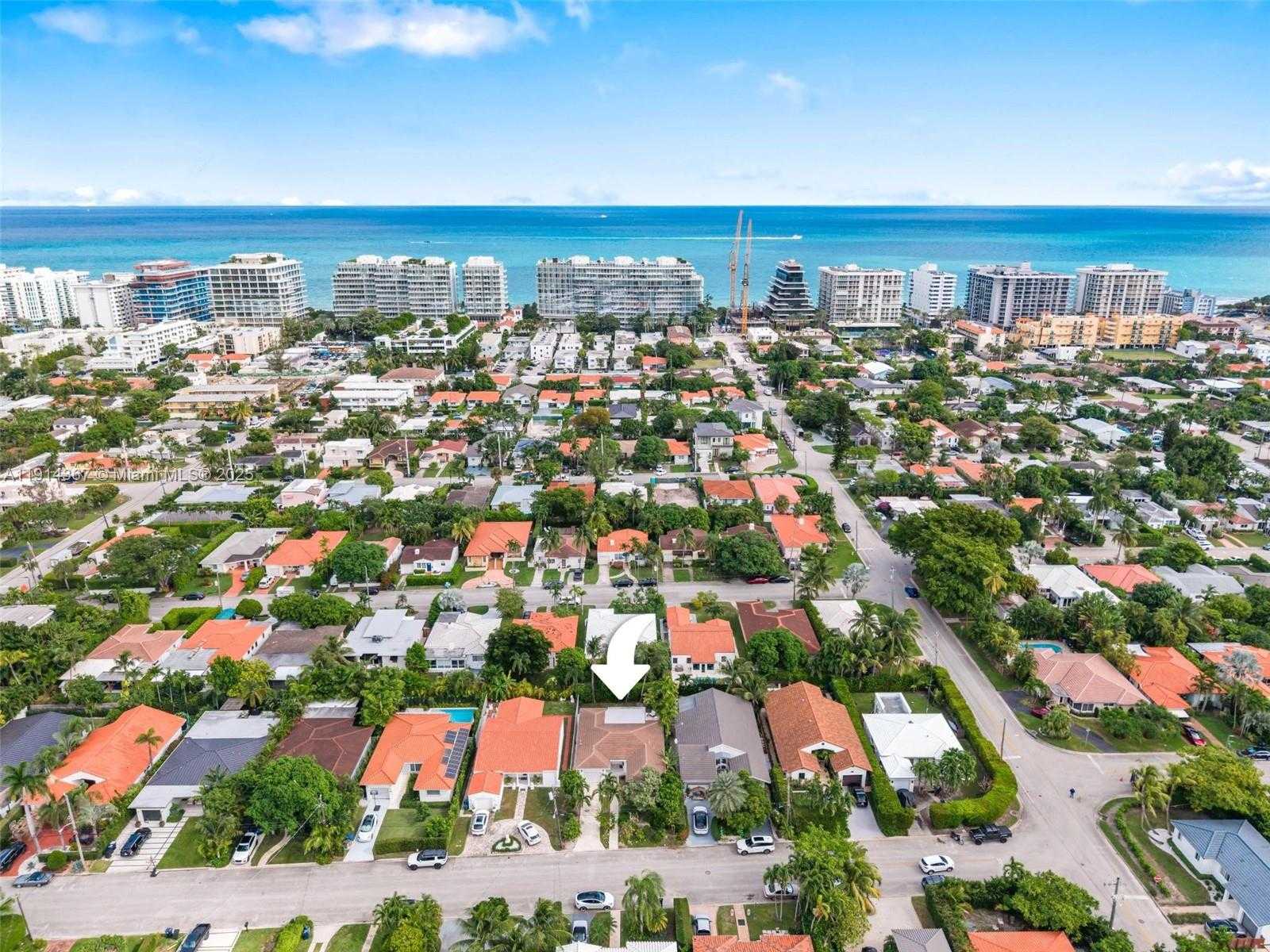 Small Image of 9025 DICKENS AVE, Surfside Number 3