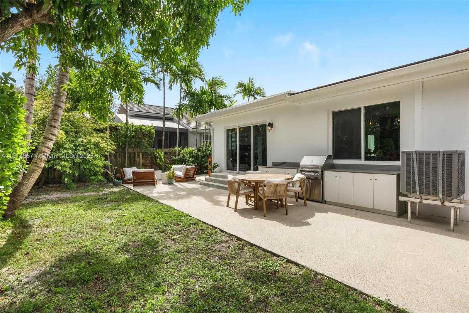 Small Image of 9025 DICKENS AVE, Surfside Number 4