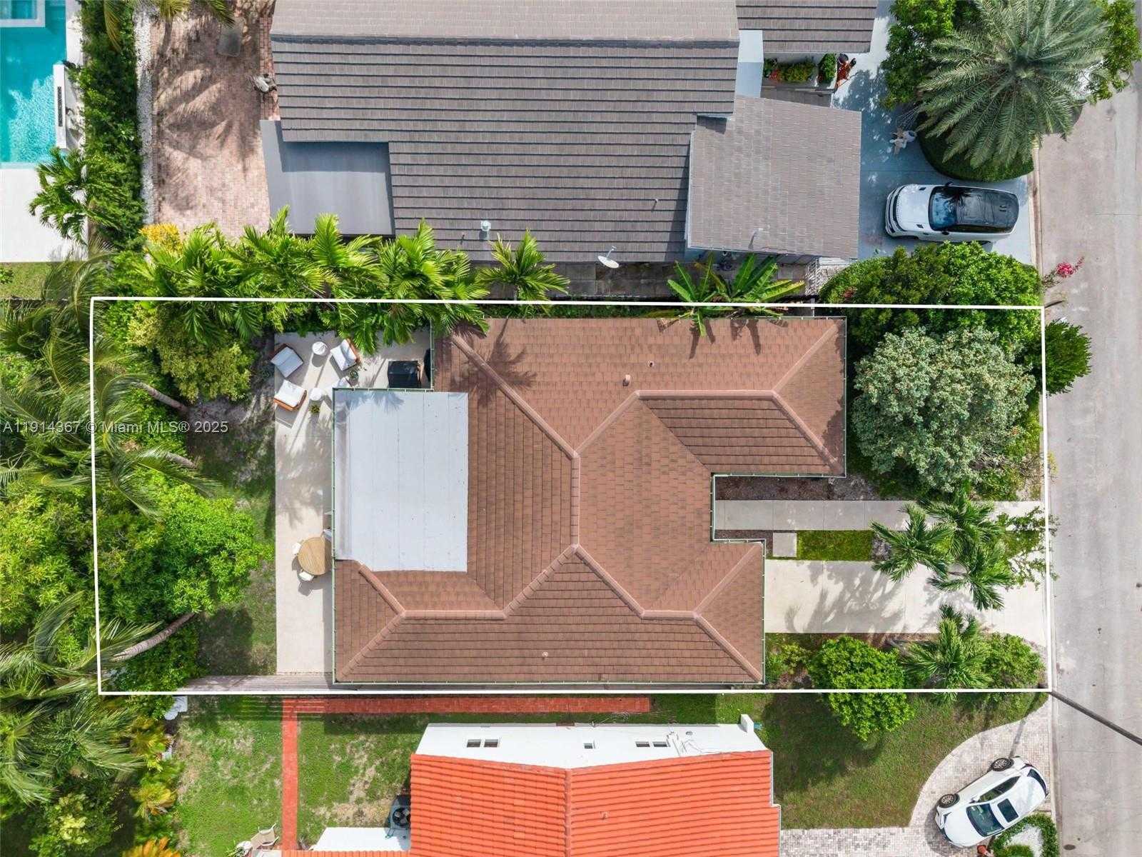 Small Image of 9025 DICKENS AVE, Surfside Number 5