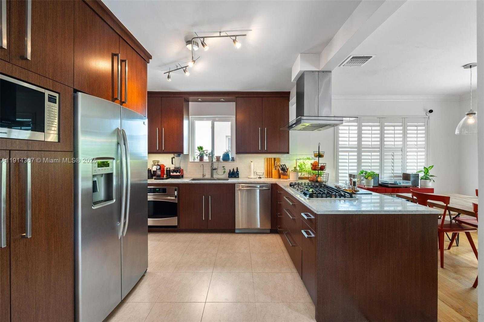 Small Image of 9025 DICKENS AVE, Surfside Number 6