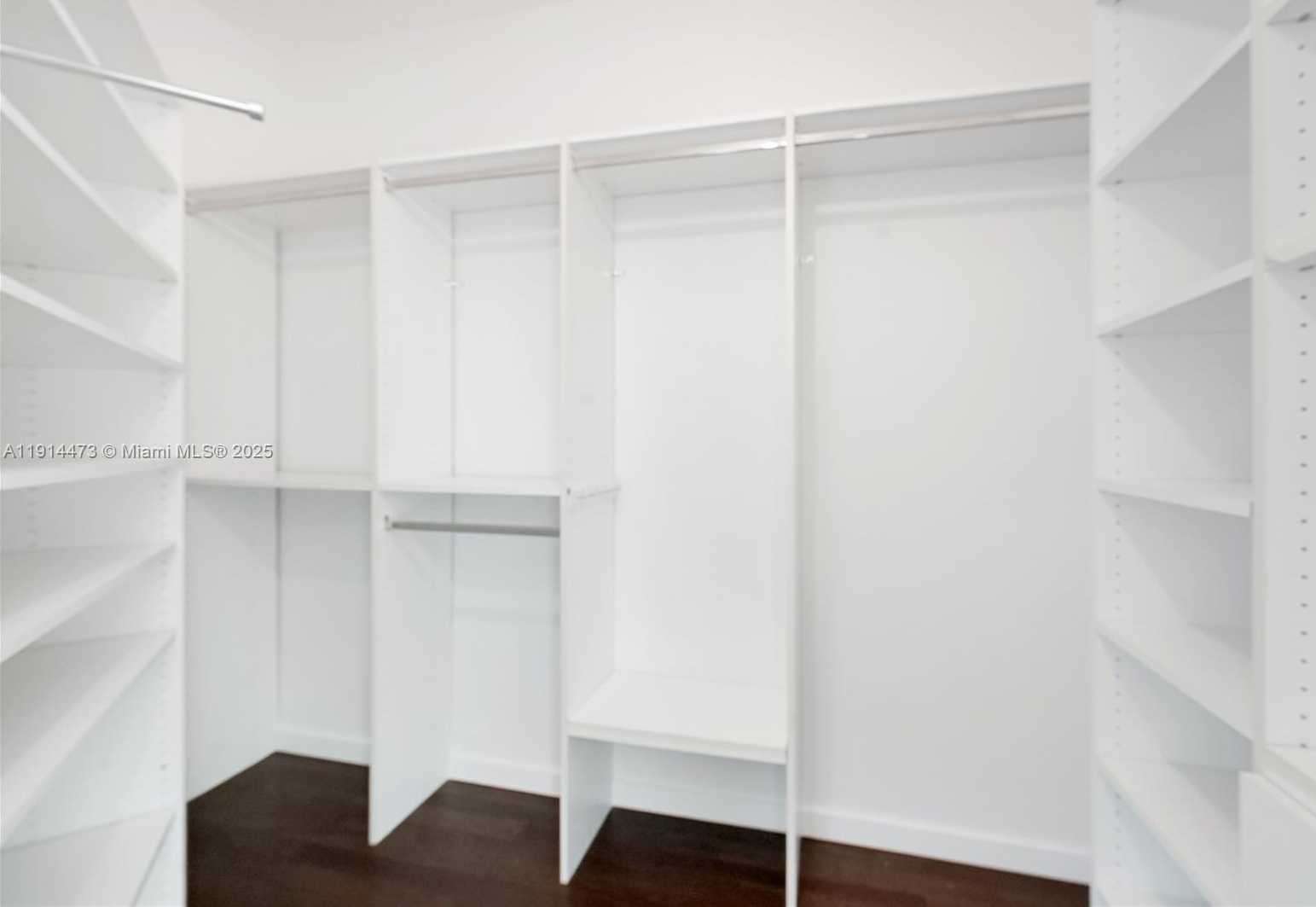 Small Image of 300 SOUTH POINTE DR #405, Miami Beach Number 14