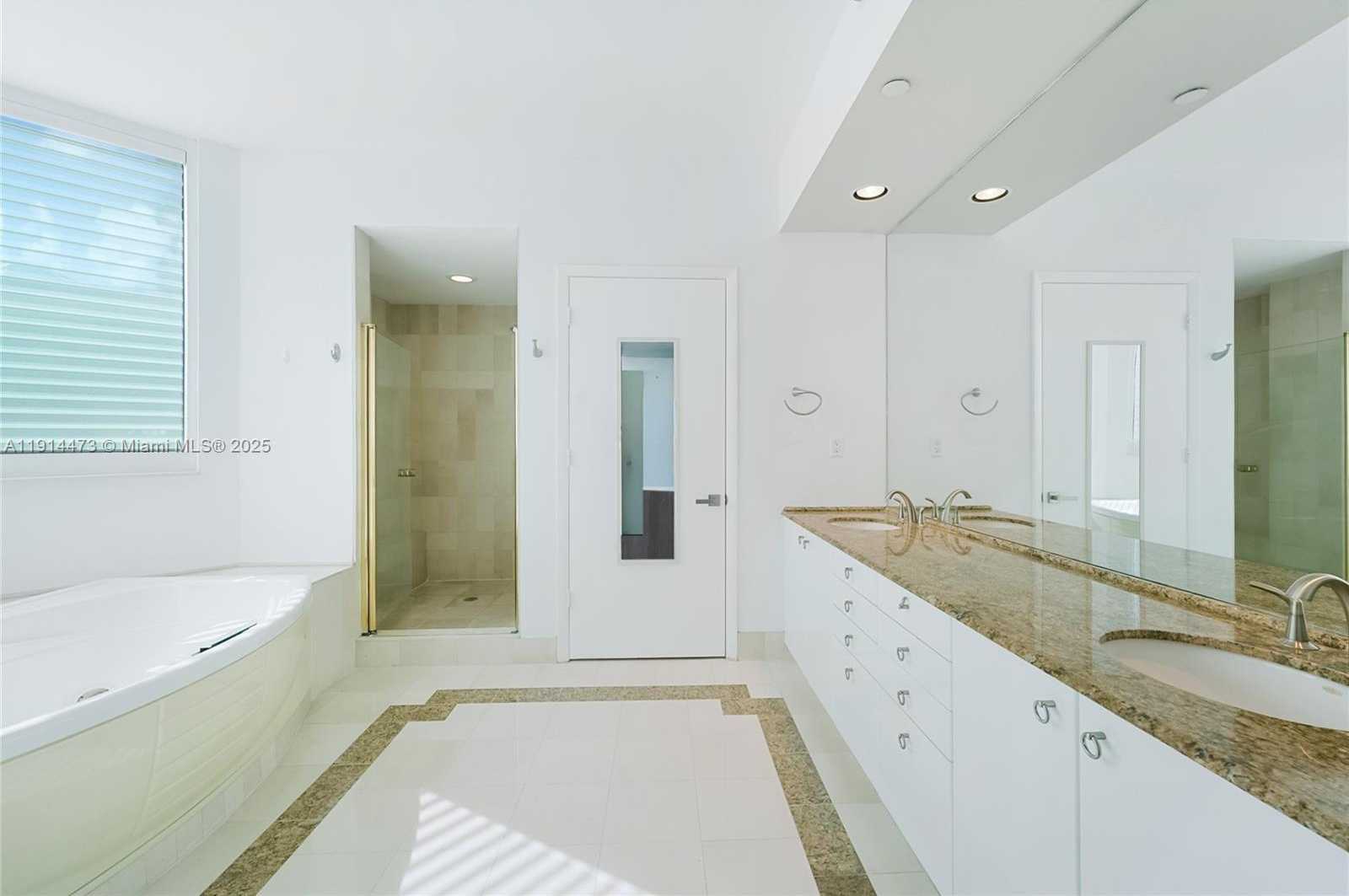 Small Image of 300 SOUTH POINTE DR #405, Miami Beach Number 16